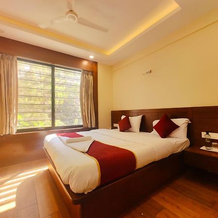Sun Solitaire Poona Buitenkant foto