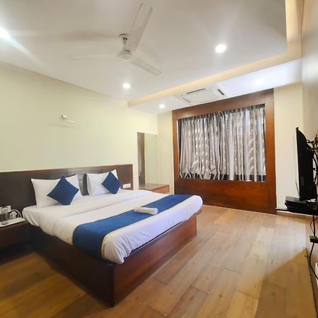 Sun Solitaire Poona Buitenkant foto